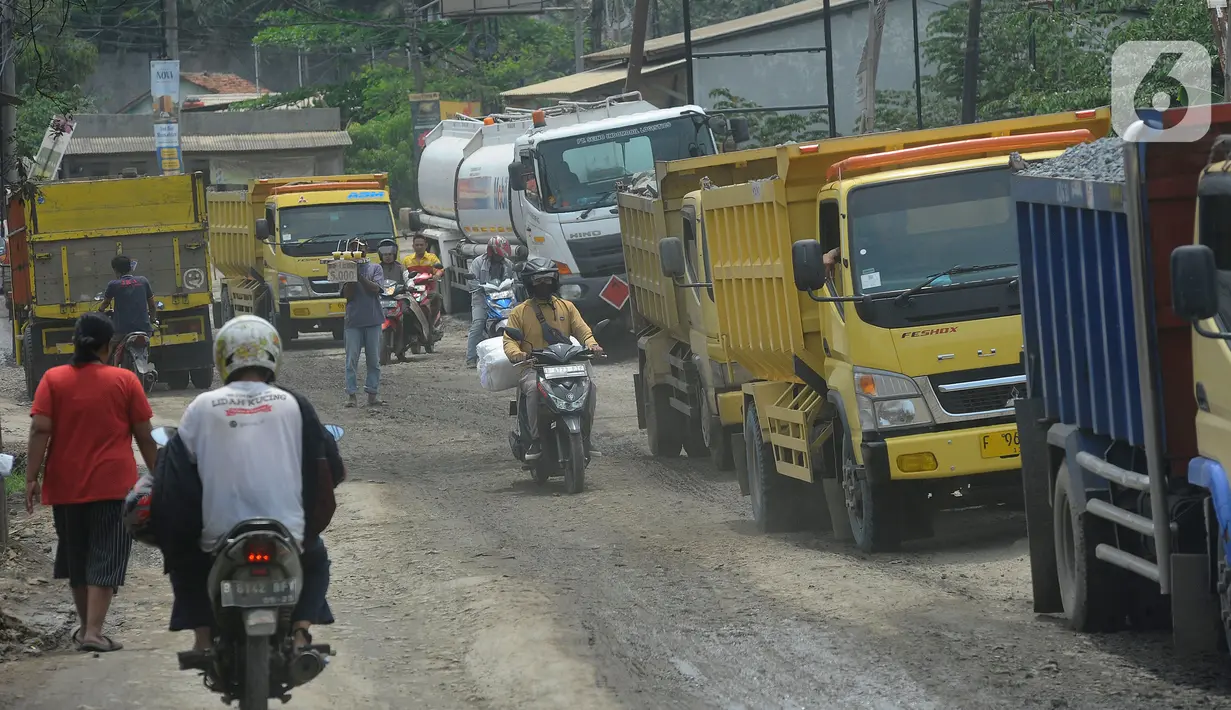 Suasana di tengah jalan yang dipadati para pengendara. Pengemudi motor terlihat berdampingan dengan para truk. (merdeka.com/Arie Basuki)