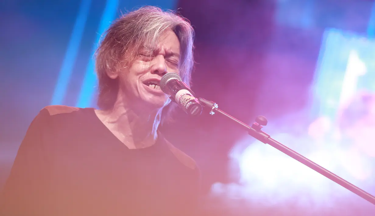 Lima belas menit, Fariz RM mengisi dengan membawakan lagu-lagu hits. Sambutan dari para penonton luar biasa. Riuh tepuk tangan bergemuruh dari penonton setelah penampilan Merah Band sebagai pembuka acara tersebut. (Deki Prayoga/Bintang.com)