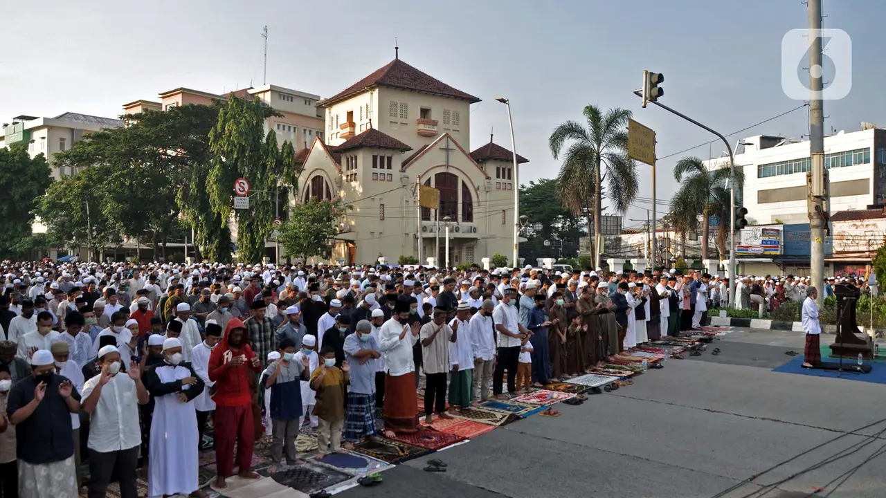 Khusyuk Sholat Idul Fitri di Jatinegara