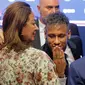 Neymar kirim kecupan saat diperkenalkan PSG (AP Photo/Michel Euler)