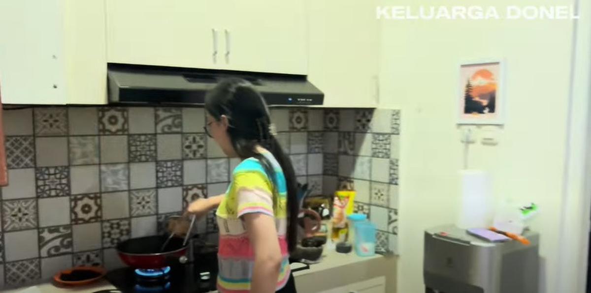 7 Potret Dapur Nella Kharisma yang Jarang Tersorot, Minimalis Dominan Warna Krem - Dinding Keramik Motif Vintage