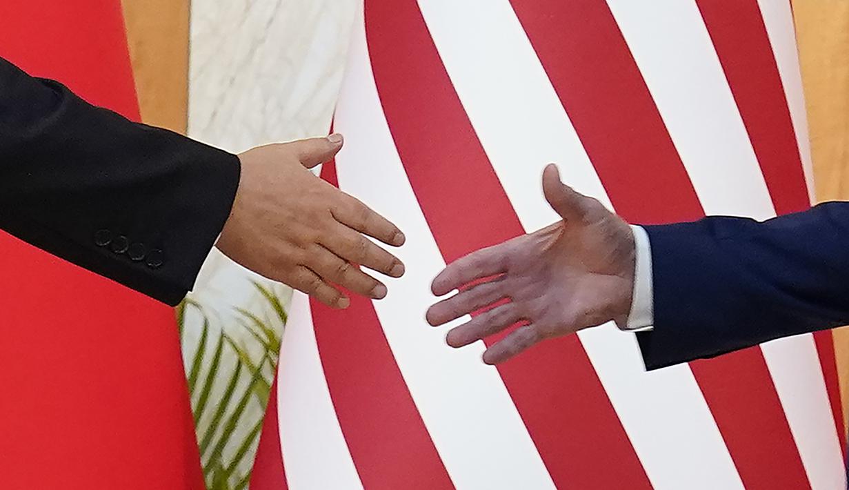 Presiden AS Joe Biden (kanan) dan Presiden China Xi Jinping berjabat tangan sebelum pertemuan mereka di sela-sela pertemuan puncak G20 di Nusa Dua, di Bali, Senin (14/11/2022). Ini merupakan jabat tangan dan tatap muka langsung perdana antara keduanya sejak Biden menjadi Presiden AS dua tahun lalu. (AP/Alex Brandon)
