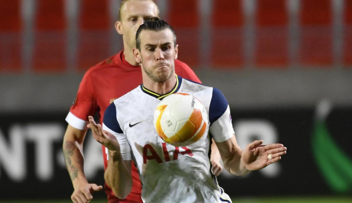 Penyerang Tottenham, Gareth Bale, berebut bola dengan bek Antwerp, Ritchie De Laet, pada laga lanjutan Liga Eruopa 2020/2021 di BosuilStadion, Jumat (30/10/2020) dini hari WIB. Tottenham kalan 0-1 oleh Antwerp. (AFP/John Thys)