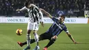 Penyerang Juventus Alvaro Morata berebut bola dengan bek Atalanta Rafael Toloi pada pekan ke-25 Liga Italia 2021-2022 di Gewiss Stadium, Senin (14/2/2022). Juventus bermain imbang 1-1 dengan tuan rumah Atalanta. (Spada/LaPresse via AP)
