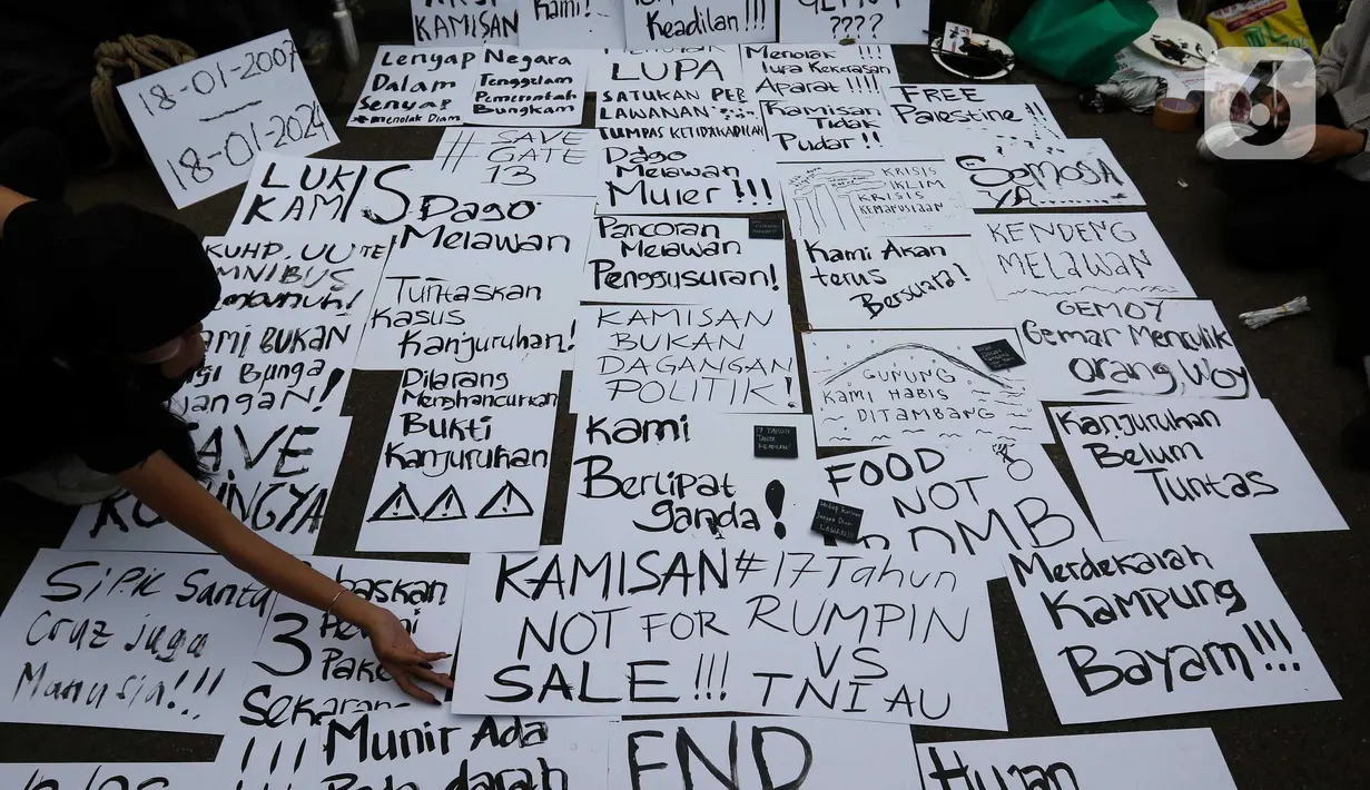 Aktivis dan pegiat Hak Asasi Manusia (HAM) mengikuti aksi 17 Tahun Aksi Kamisan di depan Istana Negara, Jakarta, Kamis (18/1/2024). (Liputan6.com/Herman Zakharia)