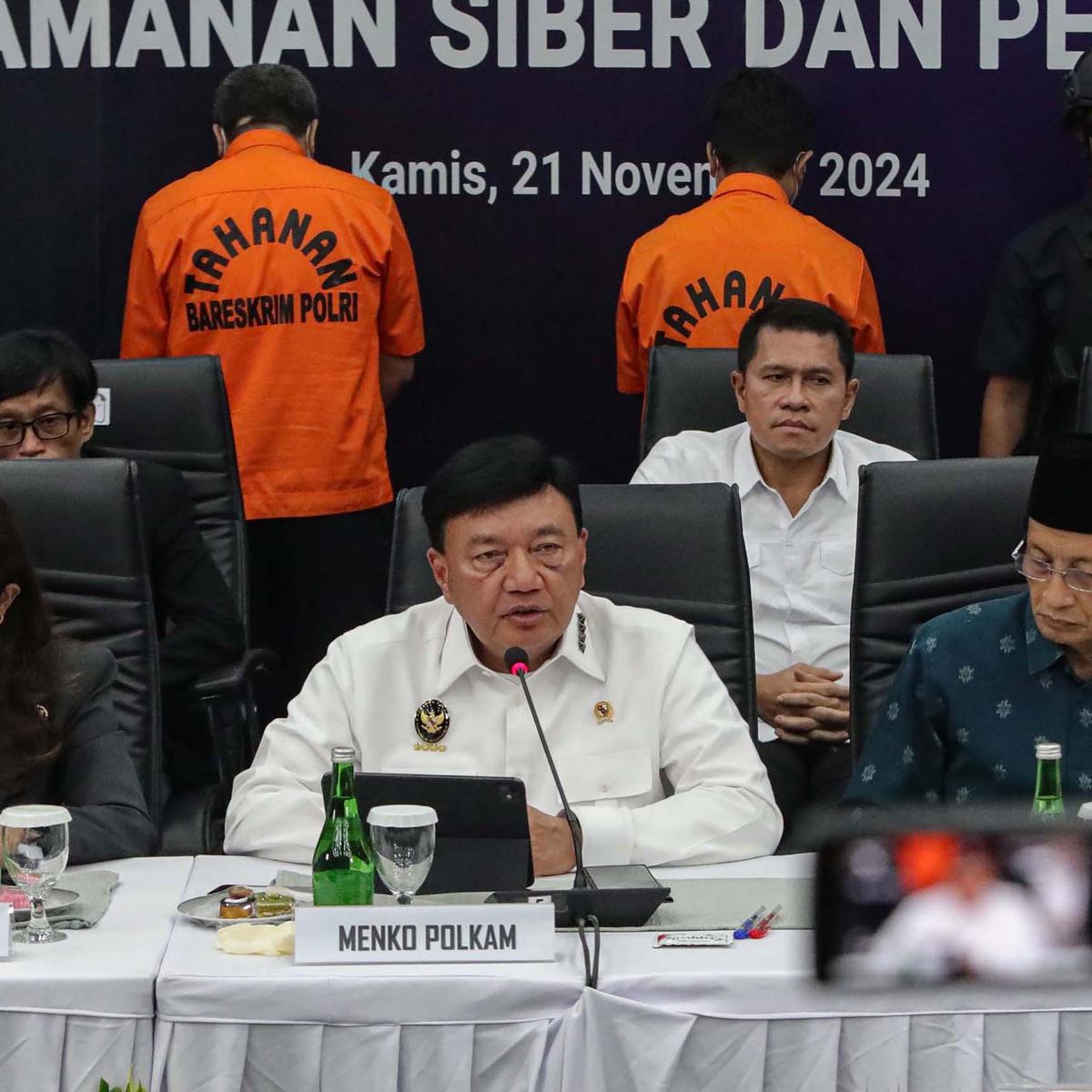 Bersama Sejumlah Menteri, Menko Polkam Budi Gunawan Tunjukkan Tumpukan Uang Hasil Operasi Pemberantasan Judi Online