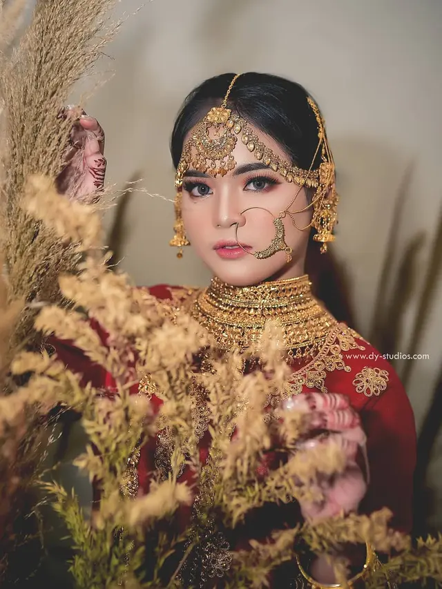 6 Gaya Pemotretan Putri DA Berdandan Ala Bollywood, Bikin Pangling