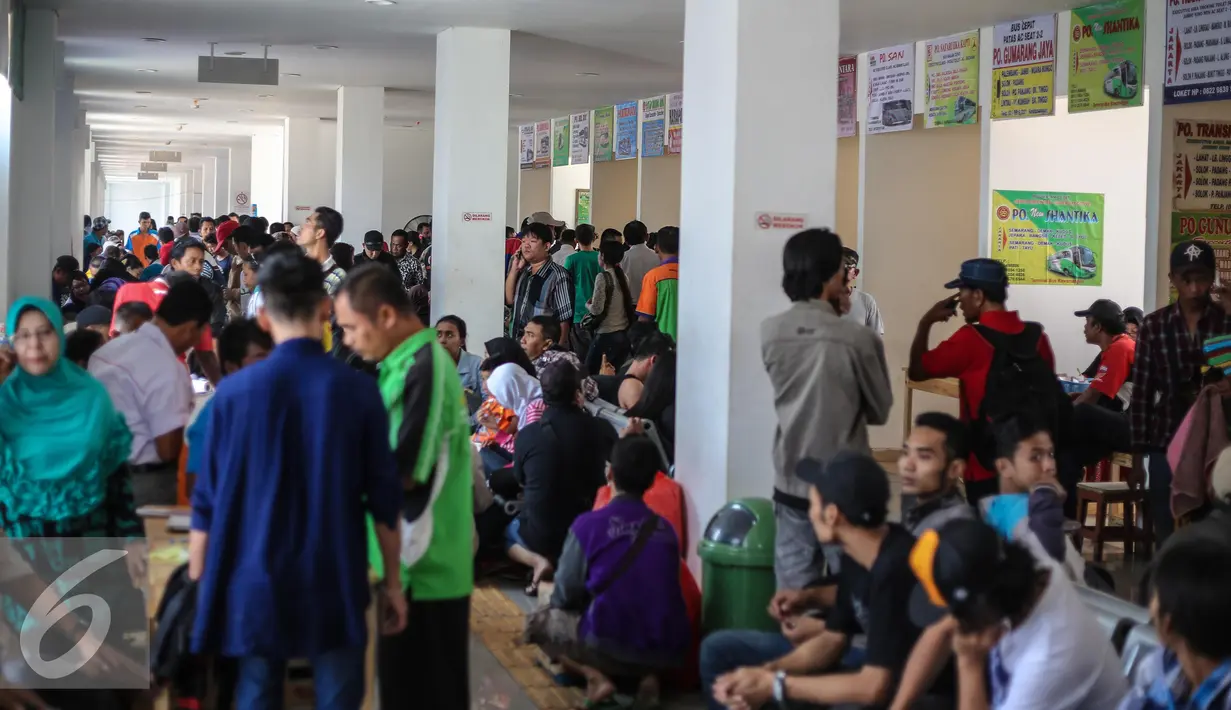 Calon pemudik memadati loket penjualan tiket bus di Terminal Rawamangun, Jakarta, Minggu (15/7/2015). Pemudik menggunakan bus lantaran tiket yang lebih murah jika dibandingkan dengan moda transportasi lain. (Liputan6.com/Faizal Fanani)