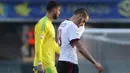 Gianluigi Donnarumma (kiri) dan bek Leonardo Bonucci berjalan usai pertandingan melawan Hellas Verona pada lanjutan Liga Italia di stadion Bentegodi, Italia, (17/12). Milan takluk 3-0 atas Verona. (Simone Venezia/ANSA via AP)