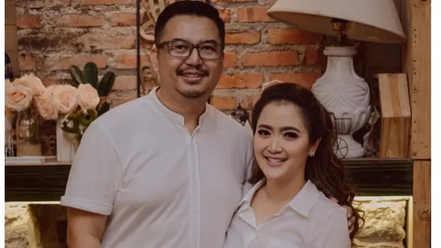 6 Potret Kebersamaan Vega Darwanti dan Suami yang Seorang Dokter