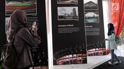 Pengunjung mengambil gambar saat melihat koleksi yang ditampilkan dalam pameran Asian Games di Museum Fatahillah, Kota Tua, Jakarta, Selasa (14/8). (Merdeka.com/Iqbal Nugroho)
