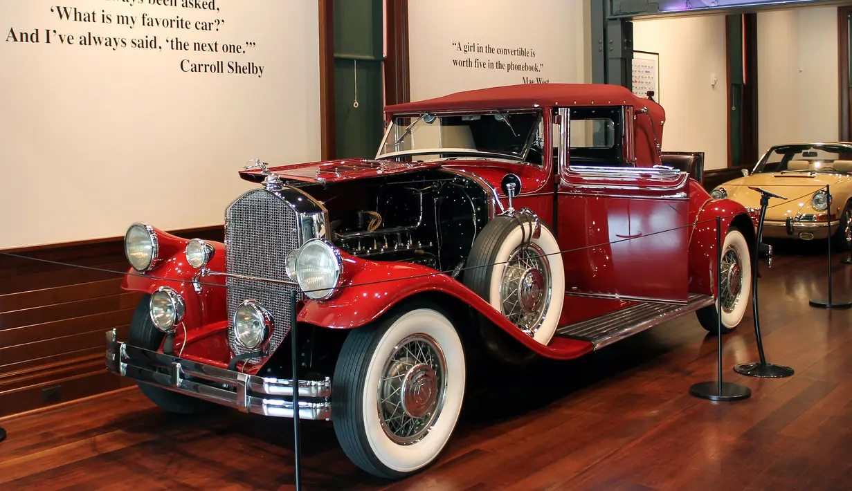 Mobil klasik buatan tahun 1030, Pierce-Arrow dipajang di Audrain Automobile Museum di Newport (13/6). (AP Photo / Michelle R. Smith)