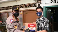 Kepala Korps Lalu Lintas (Kakorlantas) Polri, Irjen Istiono menyerahkan bantuan sembako untuk warga terdampak PPKM Level 4 di Kwitang, Senen, Jakpus, Jumat (6/8/2021). (Ist)