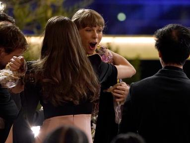 Ekspresi Taylor Swift saat she3 diumumkan sebagai pemenang penghargaan untuk Album of the Year di Grammy Awards tahunan ke-63 di Los Angeles Convention Center (14/3/2021).  Taylor Swift membawa pulang penghargaan Album of The Year buat albumnya folklore. (AP Photo / Chris Pizzello)