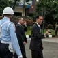 Presiden Joko Widodo terlihat tersenyum saat tiba di Bandara Halim Perdanakusuma usai menghadiri rangkaian KTT Asean ke-26 di Malaysia, Jakarta, Senin (27/4/2015). (Liputan6.com/Faizal Fanani)