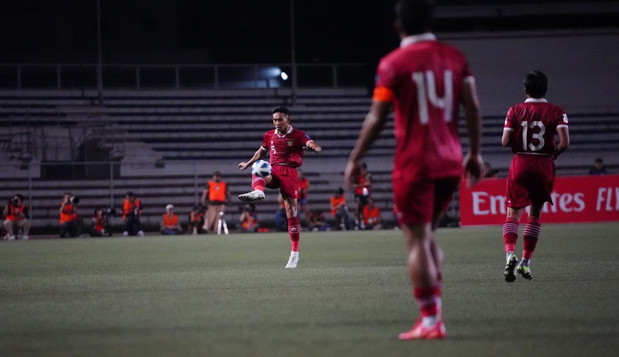 Pemain Timnas Indonesia, Rizky Ridho mengontrol bola saat menghadapi Filipina pada laga matchday kedua Grup F putaran kedua Kualifikasi Piala Dunia 2026 Zona Asia di Rizal Memorial Stadium, Manila, Selasa (21/11/2023) malam WIB. (Dok. PSSI)
