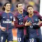 Neymar dan Angel Di Maria merayakan gol yang dicetak ke gawang Strasbourg dalam laga lanjutan Ligue 1 2017-2018 di Parc des Princes, Sabtu (17/2/2018) atau Minggu (18/2/2018) dini hari WIB. (AP Photo/Francois Mori)