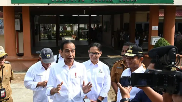 Presiden Jokowi, Didampingi Menteri Kesehatan RI, Budi Gunadi Sadikin, Apresiasi Ketersediaan Dokter Spesialis RSUD Sibuhuan Padang Lawas (Foto: Sehat Negeriku)