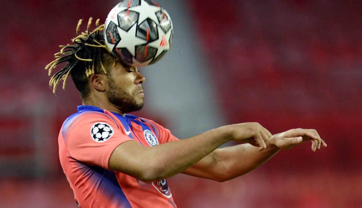 Pemain Chelsea, Reece James, menyundul bola saat melawan FC Porto pada laga Liga Champions di Stadion Ramon Sanchez Pizjuan, Kamis (8/4/2021). Chelsea menang dengan skor 2-0. (AFP/Cristina Quicler)