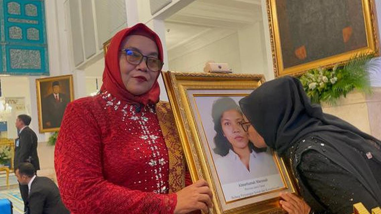VIDEO: Tangis Sang Adik Pecah, Marsinah Aktivis Buruh Dapat Gelar Pahlawan Nasional dari Prabowo