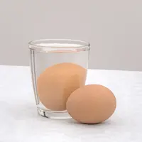 Menguji telur segar./Copyright shutterstock.com