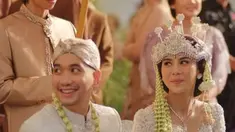 Ini dia potret menawan Adinda Thomas saat Akad. Ia dirias dengan gaun kebaya putih lengkap dengan mahkota gemerlap identik dengan adat Sunda. Raka Akmal telah menandatangani komitmen pernikahan dengan Adinda Thomas dengan membayar maskawin senilai 100 gram logam mulia serta uang tunai sejumlah Rp 8.104.523. (Liputan6.com/IG/@thebridedept)