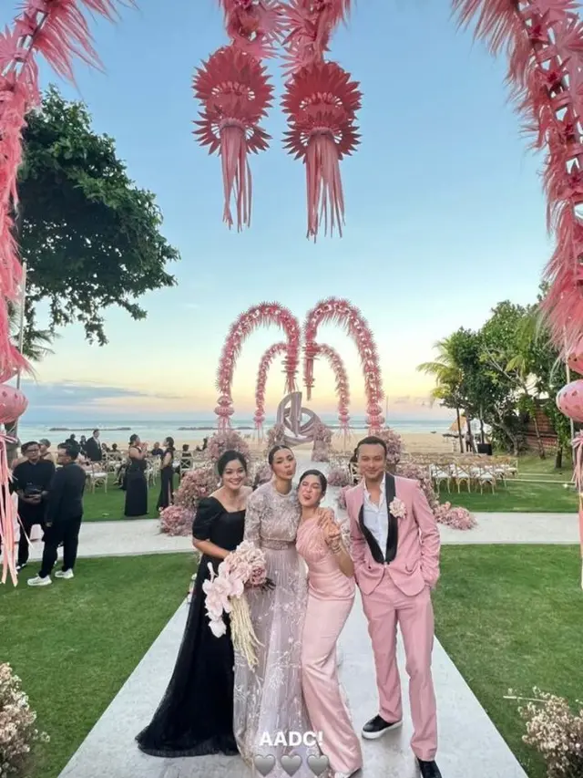 Gaya Reuni Geng AADC di Pernikahan Adinia Wirasti, Dian Sastro dan Nicholas Saputra Kompak Jadi Bridesmaid-Groomsmen