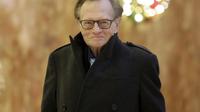 Foto file 1 Desember 2016, Larry King tiba di Trump Tower di New York. Larry King meninggal dunia di usia 87 tahun pada Sabtu (23/1/2021) waktu Amerika Serikat di Cedars-Sinai Medical Center, Los Angeles, AS. (AP Photo/Richard Drew, File)