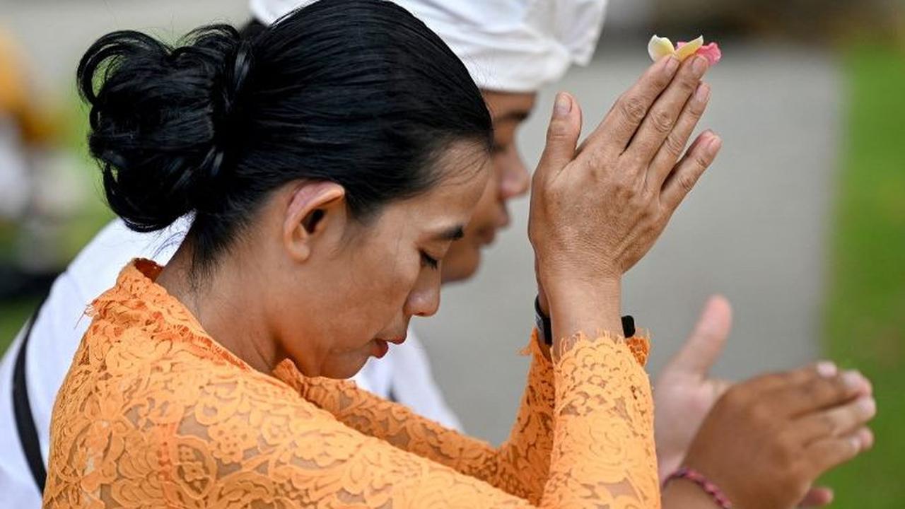 Sejumlah umat Hindu tampak khusyuk menjalani peribadatan dalam upacara Hari Raya Galungan di Denpasar, Bali, Rabu (28/2/2024). Hari ini, seluruh umat Hindu di Bali merayakan Hari Raya Galungan.
