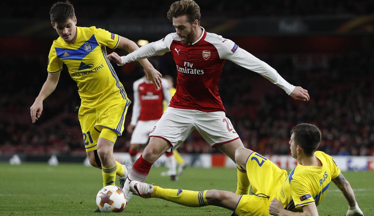 Bek Arsenal, Calum Chambers, berusaha melewati pemain BATE Borisov pada laga Liga Europa di Stadion Emirates, Jumat (8/12/2017). Arsenal menang 6-0 atas BATE Borisov. (AP/Kirsty Wigglesworth)