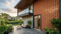 7 Desain Teras Roster Tinggi dari Lantai Sampai Plafon yang Bikin Rumah Terlihat Mewah