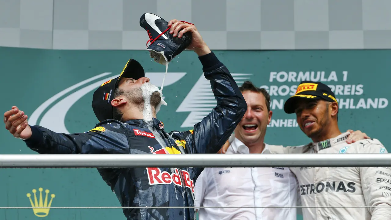 Daniel Ricciardo minum sampanye dari sepatu