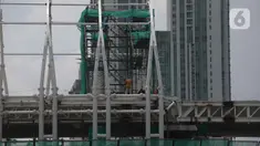 Pekerja menyelesaikan proyek kontruksi halte Light Rail Transit (LRT) di Jakarta, Selasa (8/12/2020).  PT Adhi Karya (Persero) Tbk melaporkan penyelesaian proyek LRT Jabodebek secara keseluruhan sudah mencapai 79,52 persen. (merdeka.com/Imam Buhori)