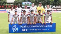 Tim starter Arema FC berfoto sebelum dimulainya laga BRI Liga 1 2022/2023 menghadapi PSM Makassar di Stadion PTIK, Jakarta, Sabtu (4/2/2023). Arema FC Kalah dengan skor 0-1. (Bola.com/M Iqbal Ichsan)