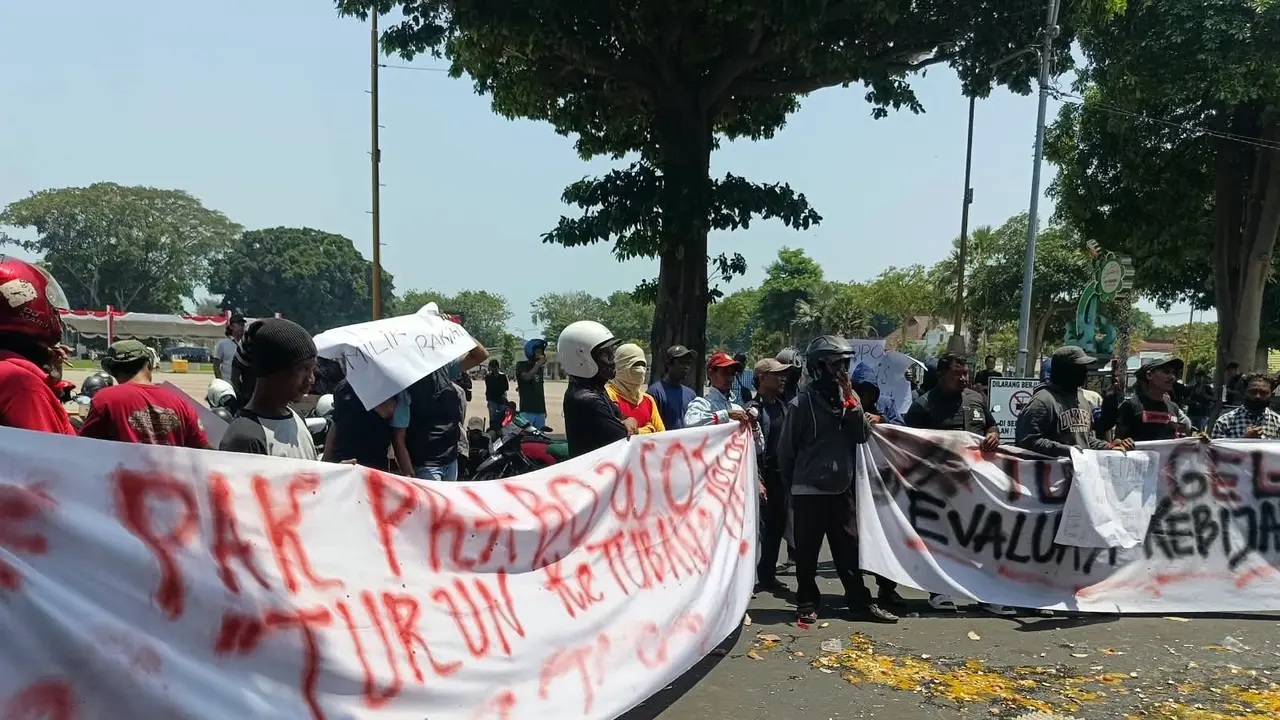 Massa lempari telur ke kantor Bupati Tuban