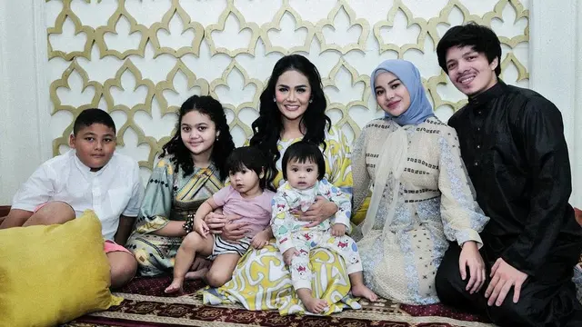Krisdayanti main bareng sang cucu Ameena saat buka puasa bersama (Foto: Instagram attahalilintar)