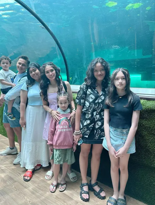 Ussy Sulistiawaty bersama keluarga liburan (Instagram/ussypratama)