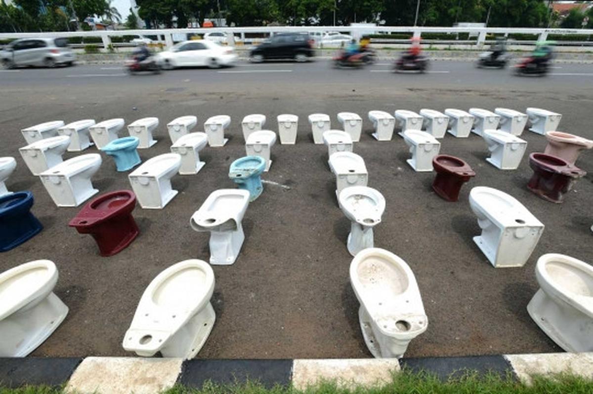 Aliansi Seniman Jakarta kirim puluhan jamban ke DPR