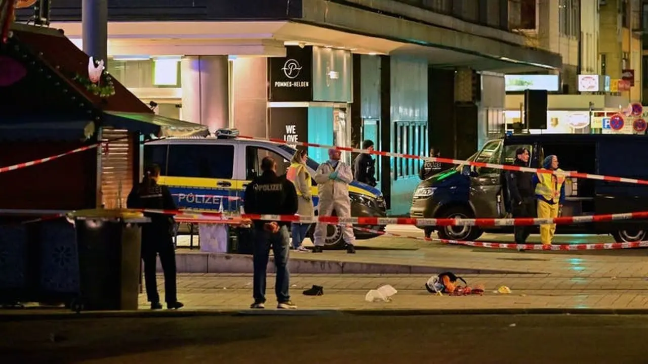 Polisi dilokasi mobil menabrak kerumunan di Jerman. (AFP)