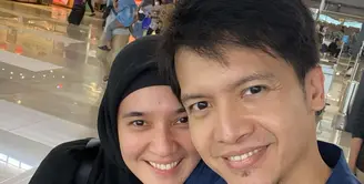 Pasangan selebriti Dhini Aminarti dan Dimas Seto telah 13 tahun membina rumah tangga. Selama itu juga, pasangan yang belum dikaruniai momongan itu selalu tampil mesra dan harmonis. Lantas seperti apa cara pasangan ini bisa menjaga keharmonisan rumah tangganya. [Instagram/dimasseto_1/dhiniaminarti]