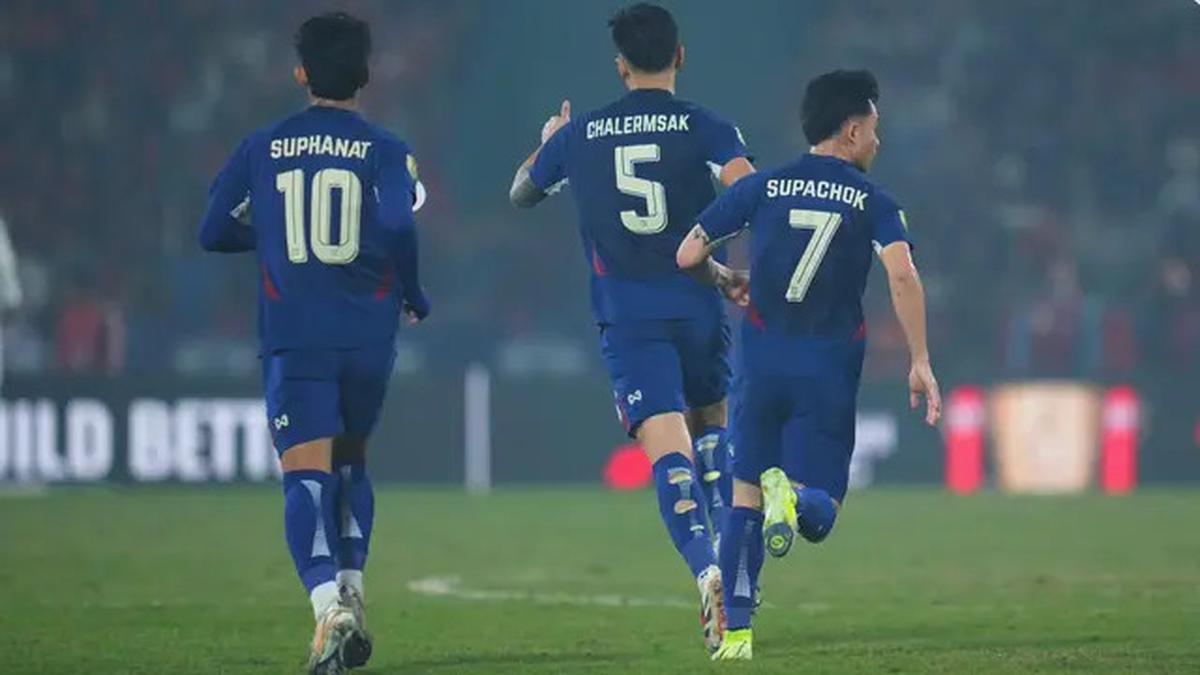 Pemain Thailand Terkapar Mengawal Nguyen Xuan Son di Final Piala AFF 2024, Berujung Cedera dan Pulang Pakai Kursi Roda