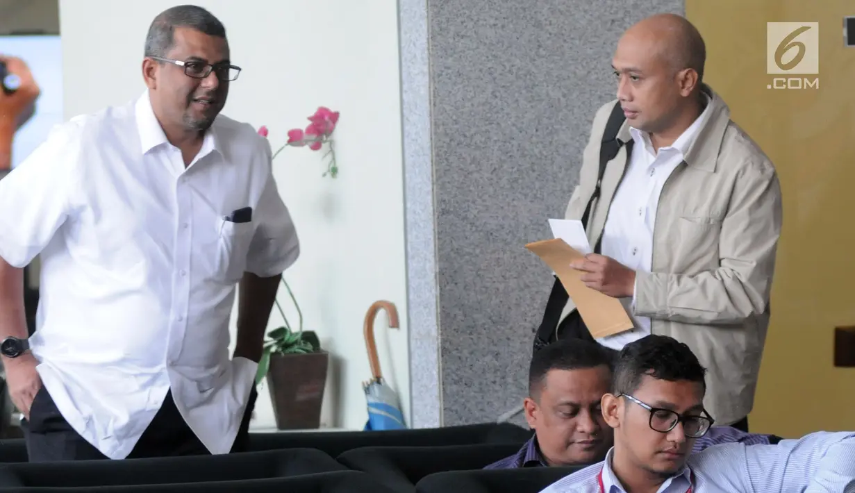 Presiden Direktur PT Pembangkit Jawa-Bali Investasi Gunawan Yudi Hariyanto (kanan) bersiap menjalani pemeriksaan di Gedung KPK, Kamis (27/9). Gunawan diperiksa untuk melengkapi berkas penyidikan mantan Menteri Sosial Idrus Marham (Merdeka.com/Dwi Narwoko)