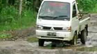 Jalan lintas yang menghubungkan dua kabupten di Lampung rusak parah. Kondisi jalan berlubang dan dipenuhi air bila hujan tiba.