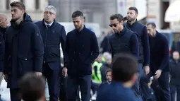 Para pemain Juventus saat menghadiri upacara pemakaman Davide Astori di Florence, Italia, Kamis, (8/3). Bek Fiorentina, Davide Astori meninggal pada usia 31 tahun di kamar hotel setelah terkena serangan jantung. (AP Photo/Alessandra Tarantino)