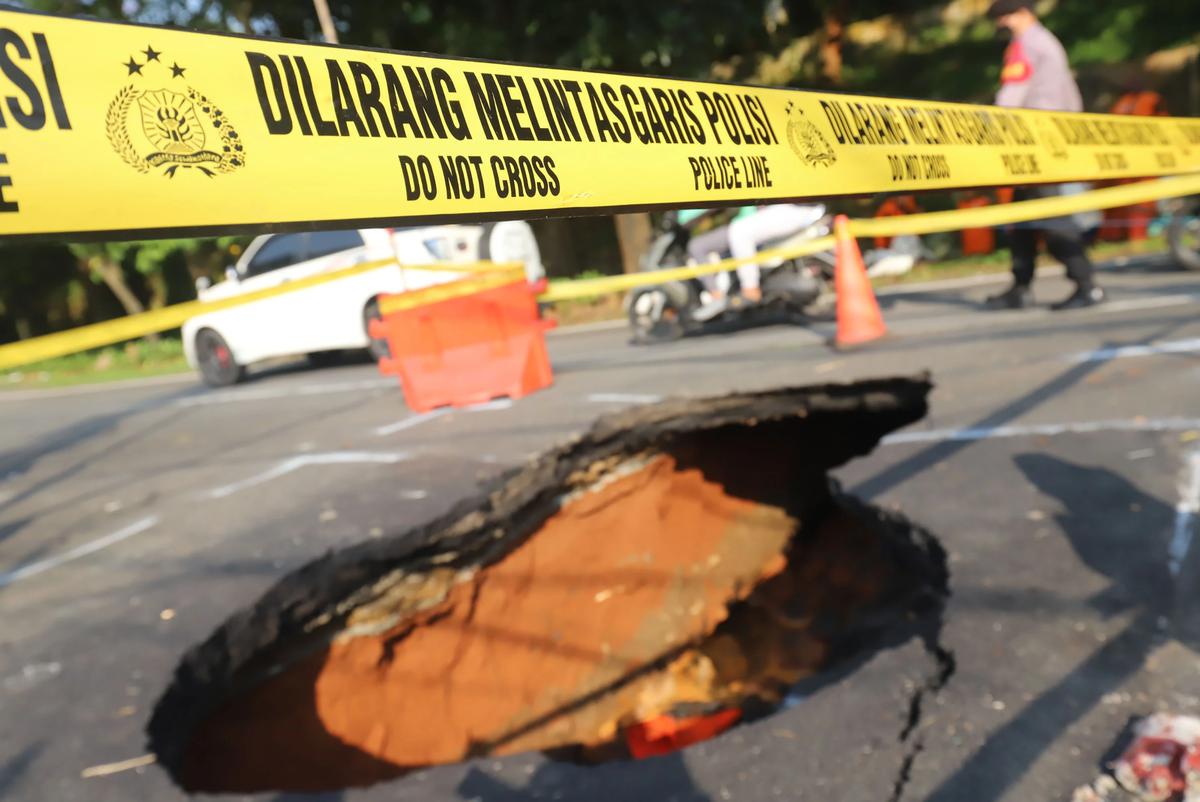 FOTO: Jalan Amblas Lenteng Agung Picu Kemacetan Lalu Lintas