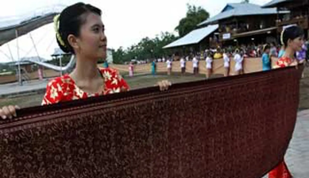 Bentangan kain motif Pinawetengan sepanjang 100 meter memecahkan rekor dunia (Guinness World Records) di Desa Tompaso, Minahasa, Sulut. (Antara)