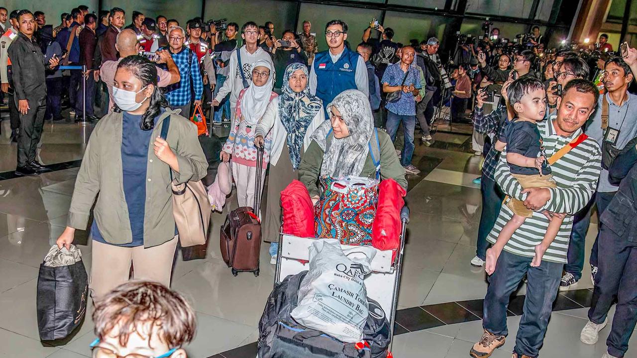 FOTO: 11 Warga Negara Indonesia Tiba di Jakarta Usai Dievakuasi Dari Iran