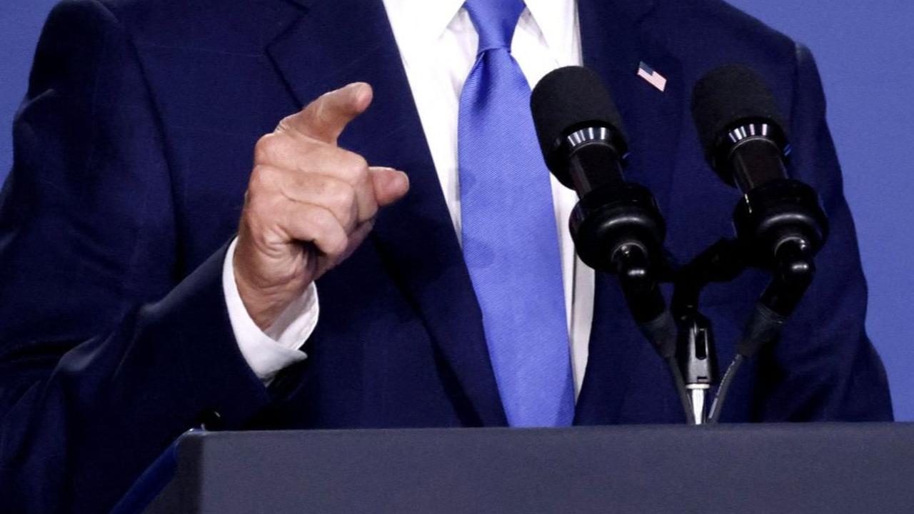 "Dan sekarang saya ingin menyerahkannya kepada presiden Ukraina, yang memiliki keberanian dan tekad yang sama besarnya, hadirin sekalian, Presiden Putin," kata Biden, merujuk pada Zelenskiy. Demikian dikutip Reuters, pada Kamis (11/7).&nbsp;Foto: Ludovic 
