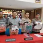 Kapolres Garut AKBP Rohman Yonky Dilatha,bersama Kasatreskrim Ari Rinaldo dalam rilis kasus gagal berangkat umroh di Mapolres Garut, Jawa Barat. (Liputan6.com/Jayadi Supriyadin)