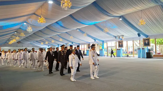 Iring-iringan kirab kepala daerah yang akan dilantik Presiden Prabowo Subianto tiba di Kompleks Istana Kepresidenan Jakarta, Kamis (20/2/2025).